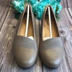 TROTTERS Melinda Taupe Leather Slip On Loafer 10.5M